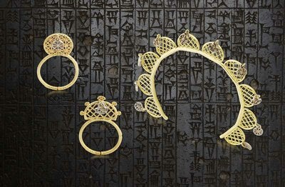 بيج ديزاين سوار يعود تاريخ إلى عام 3000 قبل الميلاد مصنوع من النحاس ومطلي بالذهب على شكل الدورة الشمسية - Image 2