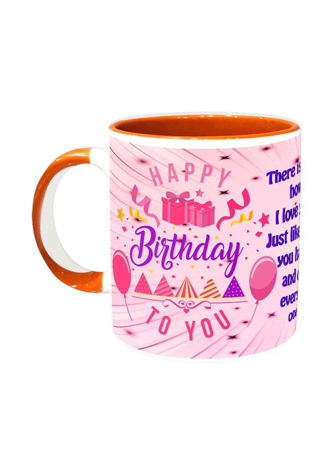 مج قهوة من السيراميك باللونين الأبيض والبرتقالي بتصميم عبارة "Happy Birthday To Mom" تصميم 113
