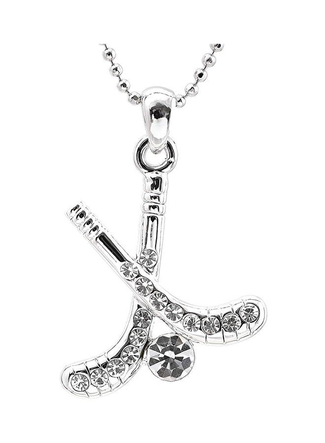 تشيلسي تشيك إن واي سي قلادة بدلاية مرصعة بالكريستال على شكل أرجوحة كبيرة وعصا الهوكي وكرة