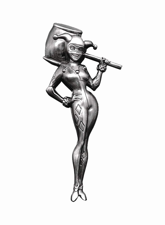 دياموند سيليكت تويز مجسم معدني لشخصية هيلاري كوين مستوحى من سلسلة الرسوم المتحركة "Batman" مع فاتحة زجاجات معدنية