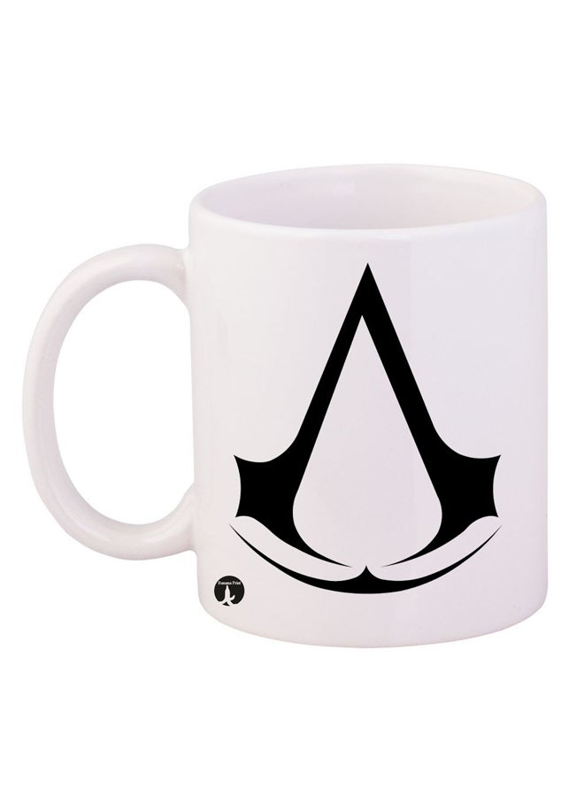 قدح بطباعة تمثل لعبة Assassin's Creed أبيض/ أسود
