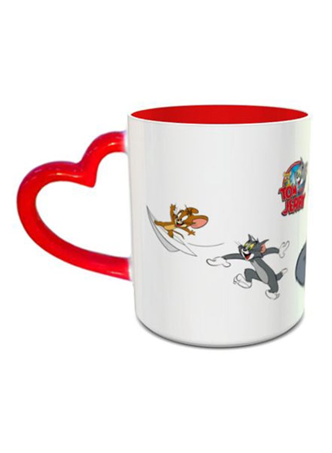 إمبريس مج قهوة مزود بقبضة على شكل قلب ومصنوع من السيراميك باللونين الأبيض والأحمر بتصميم شخصيات توم وجيري الكرتونية طراز 1001 متعدد الألوان