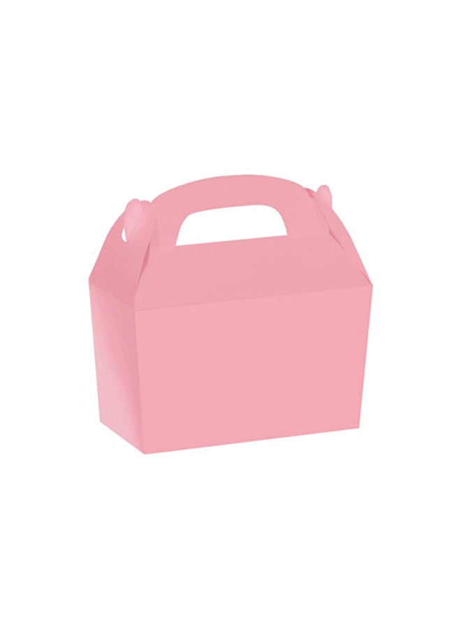 أمسكان صناديق من الورق لهدايا ضيوف الحفلة