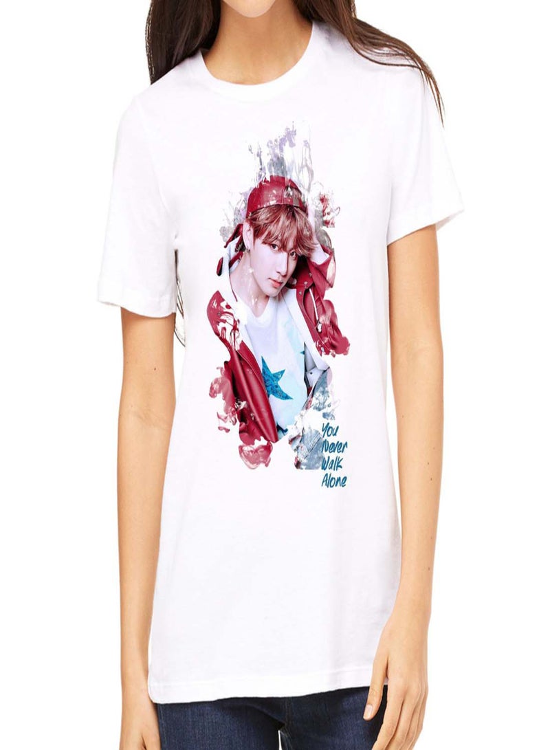 أف إم ستايلز تيشيرت بأكمام قصيرة بنمط يحمل عبارة "You Never Walk Alone" برسمة المغني جونغ كوك من فريق BTS أبيض - Image 2