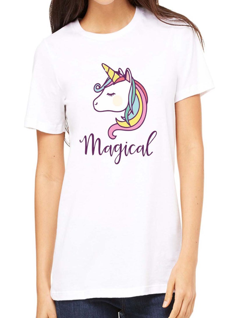 أف إم ستايلز تيشيرت بأكمام قصيرة مطبوع عليه صورة أحادي قرن وكلمة "Magical" أبيض - Image 4