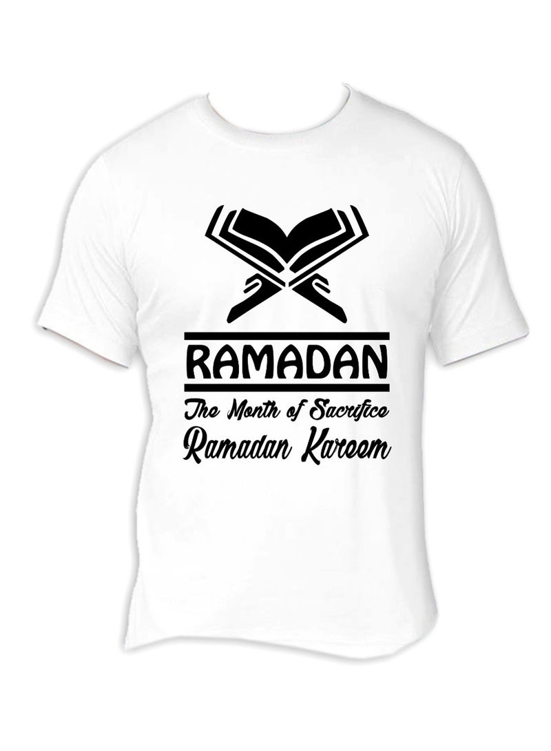 أف إم ستايلز تيشيرت بأكمام قصيرة مطبوع عليه عبارة "Ramadan The Month Of Sacrifice" أبيض - Image 1