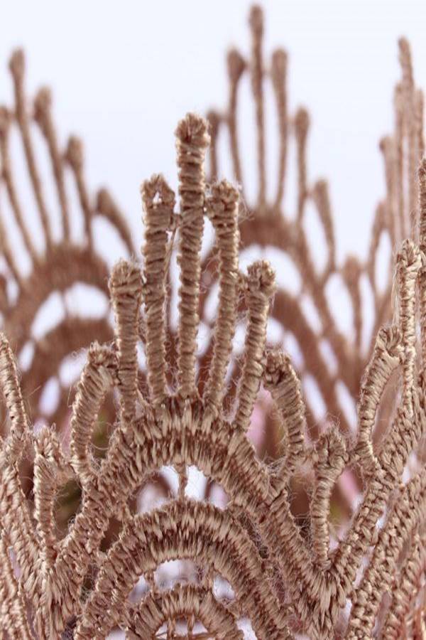 ربطة رأس بتصميم تاج مزينة بأزهار ذهبي/وردي 8x5.7سم - Image 5