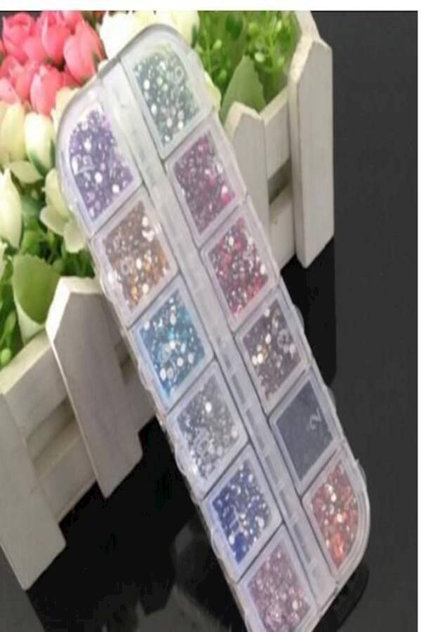 عبوة تحتوي على 12 نوعاً من أحجار الراين المغطاة بشرائح القصدير اللامعة لتزيين الأظافر متعدد الألوان - Image 4