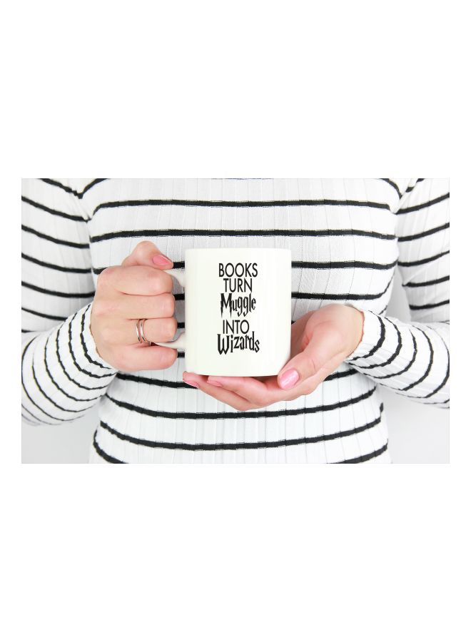لاود يونيفيرس مج قهوة مزين بطبعة اقتباس "Books Turn Muggle" أبيض/ أسود - Image 3