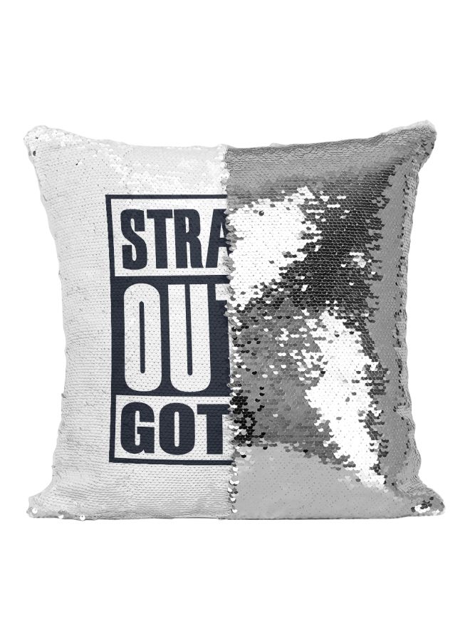 وسادة زينة مطرزة بالترتر مطبوع عليها عبارة "Straight Outta Gotham" فضي / أسود / أبيض 16x16بوصة - Image 2