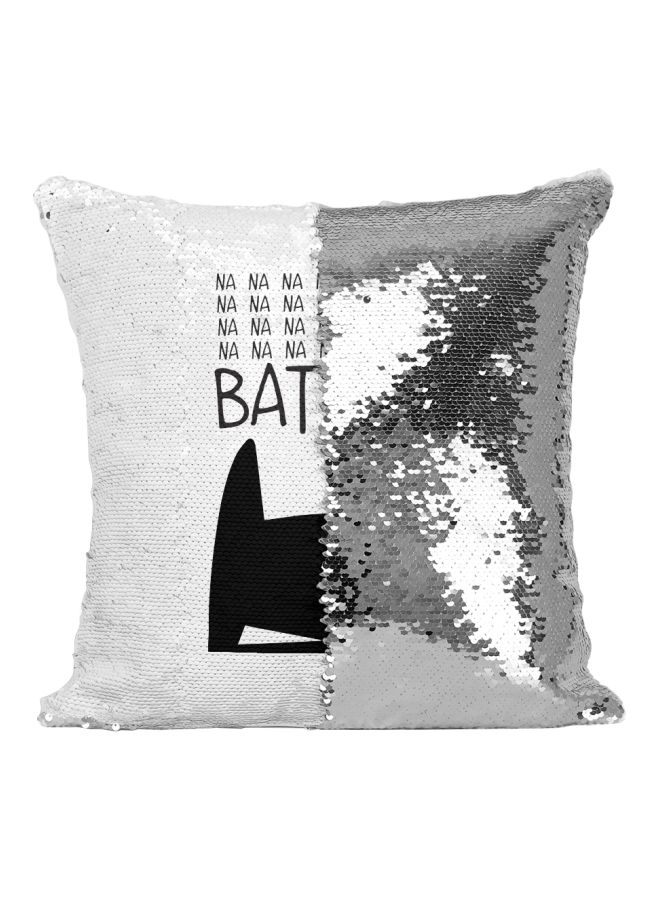 وسادة زينة مطرزة بالترتر ومطبوع عليه عبارة مقتبسة وكلمة "Batman" فضي / أسود / أبيض 16x16بوصة - Image 2