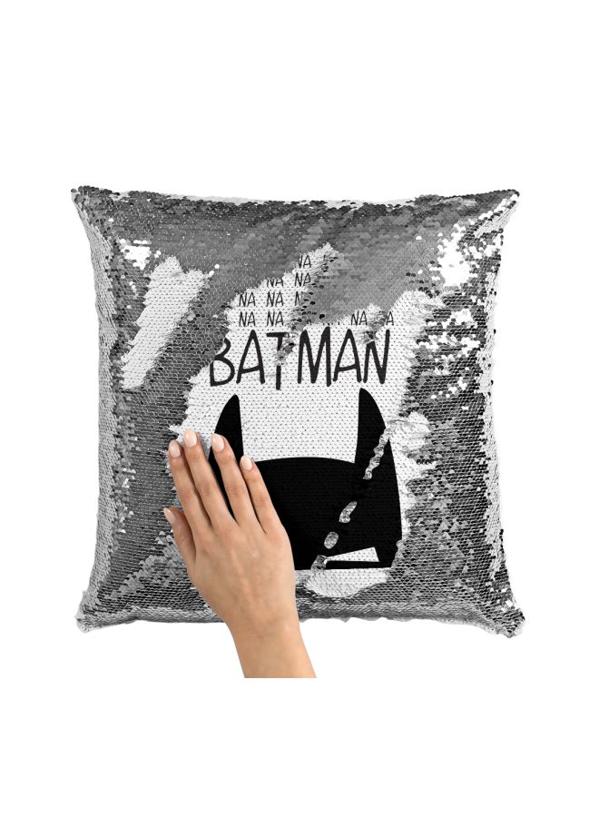 وسادة زينة مطرزة بالترتر ومطبوع عليه عبارة مقتبسة وكلمة "Batman" فضي / أسود / أبيض 16x16بوصة - Image 3