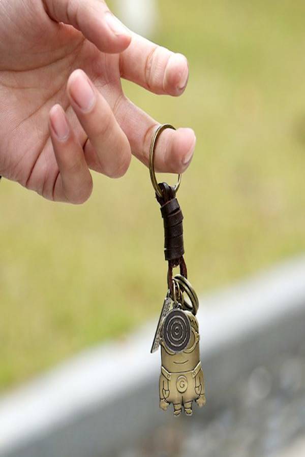 سلسلة مفاتيح من الجلد وخليط معدني بتصميم كلاسيكي على شكل إحدى شخصيات مينيونز fl/iv جذاب مع حرف G - Image 4