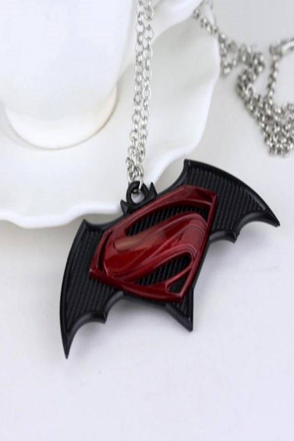 سلسلة مفاتيح بتصميم شعار من فيلم 'Batman Vs. Superman'، لون أحمر - Image 2