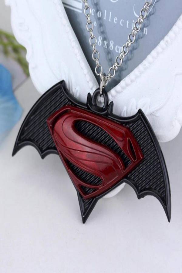 سلسلة مفاتيح بتصميم شعار من فيلم 'Batman Vs. Superman'، لون أحمر - Image 3