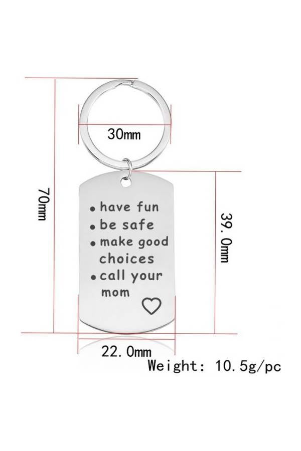 سلسلة مفاتيح من الستانلس ستيل بتصميم شارة للتعليق مطبوعة بعبارة "have fun be safe call your mom" - Image 2