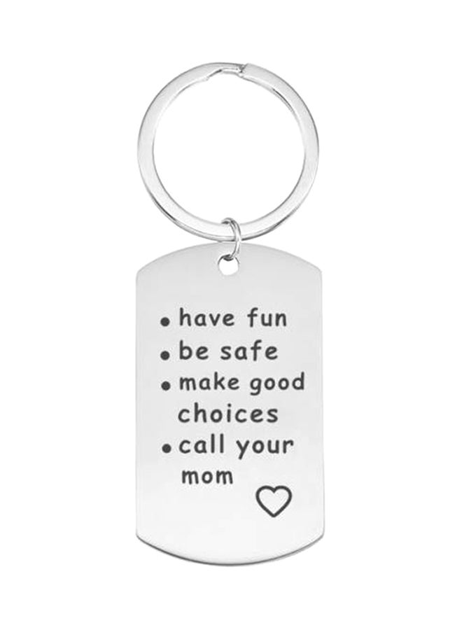 سلسلة مفاتيح من الستانلس ستيل بتصميم شارة للتعليق مطبوعة بعبارة "have fun be safe call your mom" - Image 1