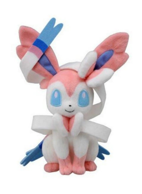 دمية محشوة يمكن اقتناؤها على شكل شخصية سيلفيون من لعبة "Pokemon"