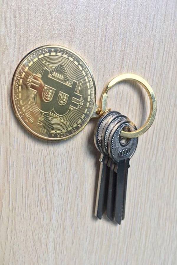 Zinc Alloy Metal Bitcoin Keychain - Gold - Image 2