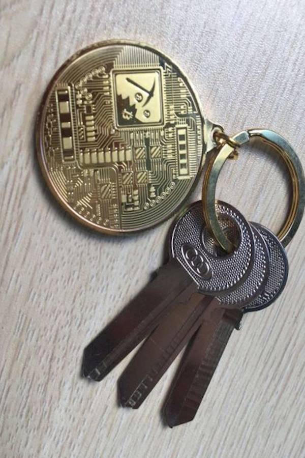 Zinc Alloy Metal Bitcoin Keychain - Gold - Image 3