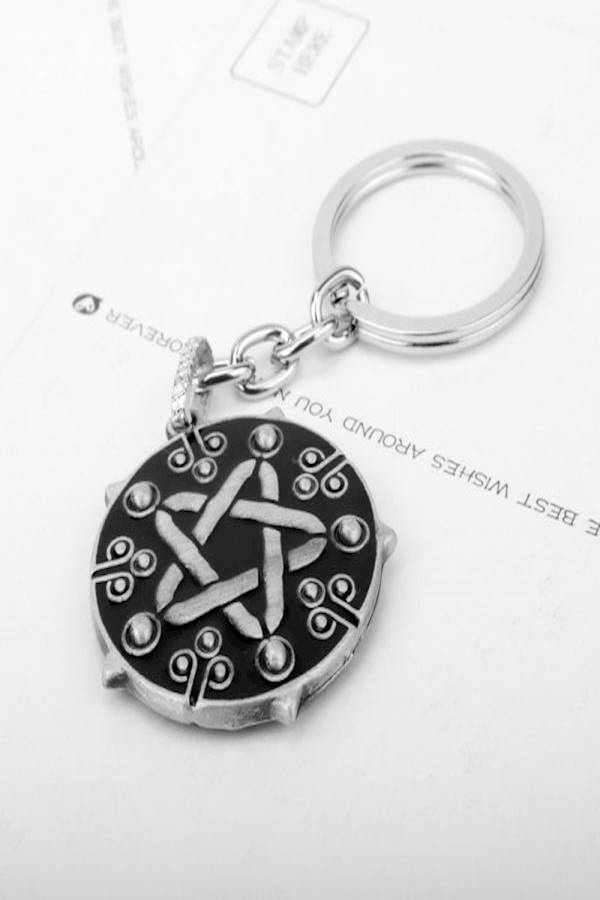 Generic - Game Witcher 3 Yennefer Medalion Pendant Keycahins - Image 1