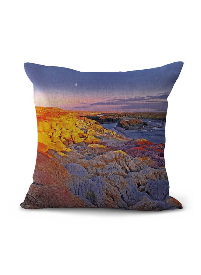 وسادة ديكور مزينة بطبعات متعدد الألوان