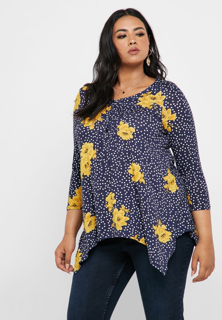 بلوزة بتفاصيل بثنيات ومزينة بطبعة زهور متعدد الألوان