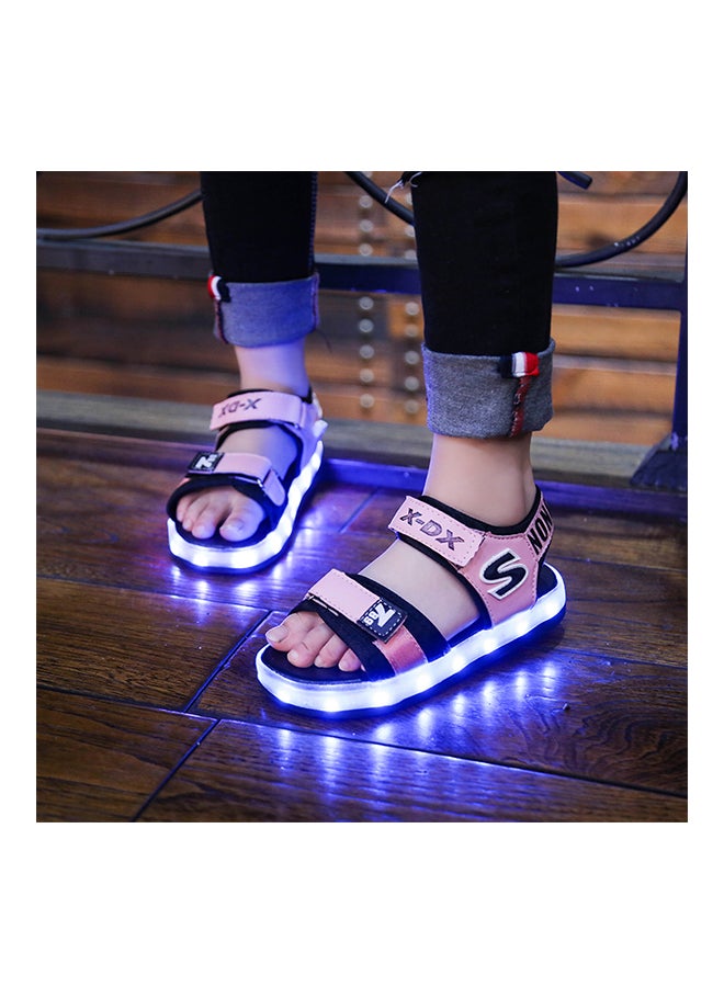 حذاء رياضي برقبة منخفضة مزود بأضواء LED وامضة وردي/أسود - Image 2