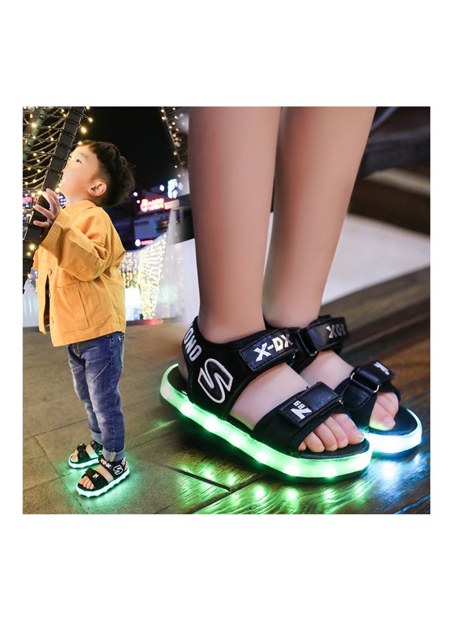 حذاء رياضي برقبة منخفضة مزود بأضواء LED وامضة أسود  - Image 3