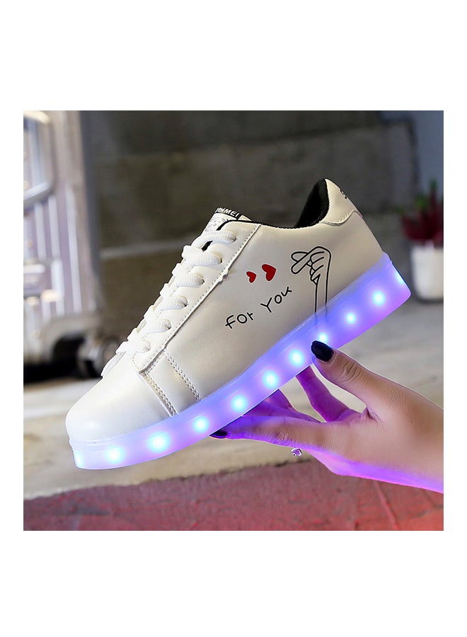 حذاء رياضي برقبة منخفضة مزود بأضواء LED وامضة أبيض - Image 2