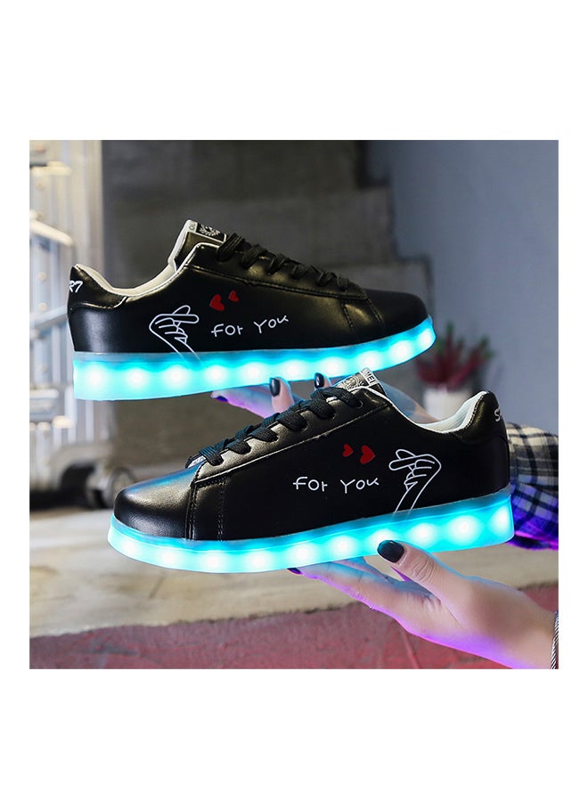 حذاء رياضي برقبة منخفضة مزود بأضواء LED وامضة أسود - Image 2