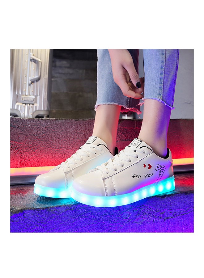 حذاء رياضي برقبة منخفضة مزود بأضواء LED وامضة أبيض - Image 3