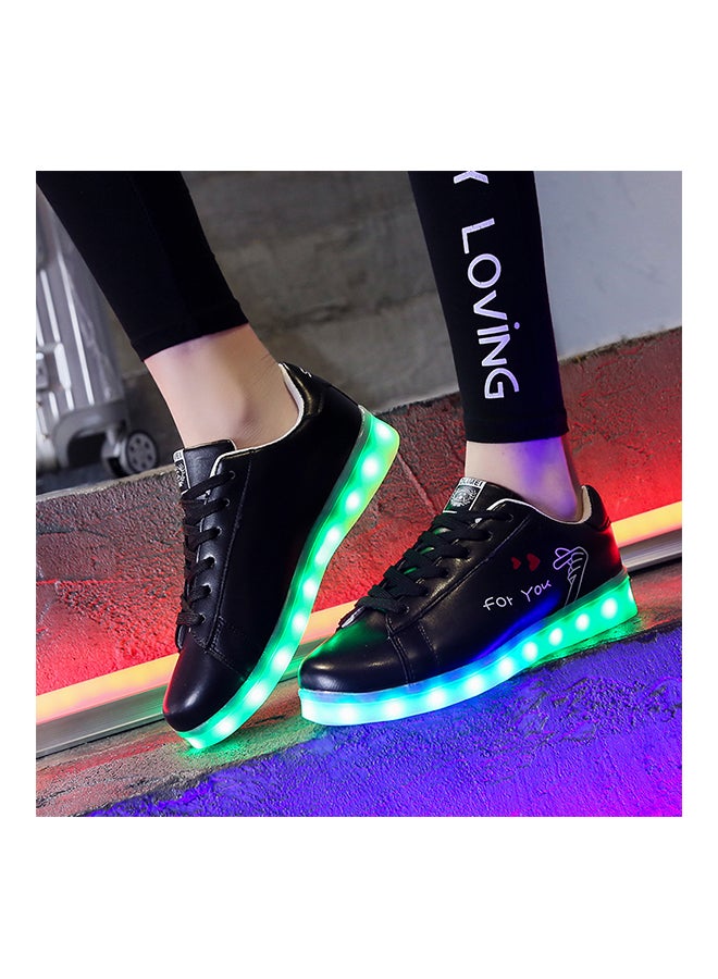 حذاء رياضي برقبة منخفضة مزود بأضواء LED وامضة أسود - Image 3