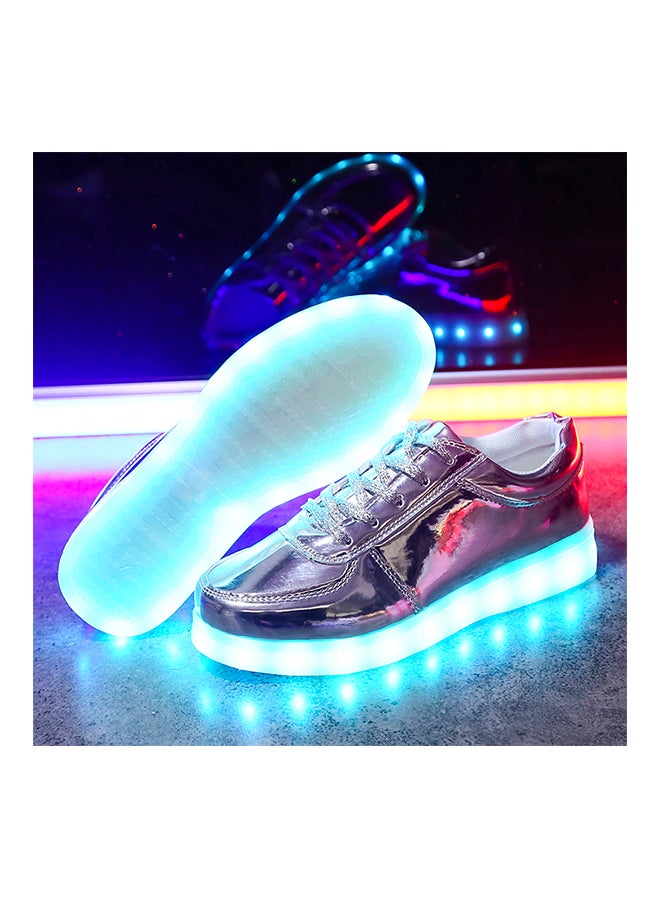 ماركة غير محددة حذاء رياضي برقبة منخفضة مزود بأضواء LED وامضة فضي  - Image 2
