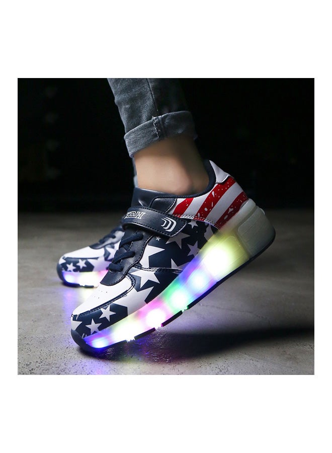 حذاء رياضي برقبة منخفضة مزود بأضواء LED وامضة وعجلات أزرق/أحمر/أبيض - Image 3