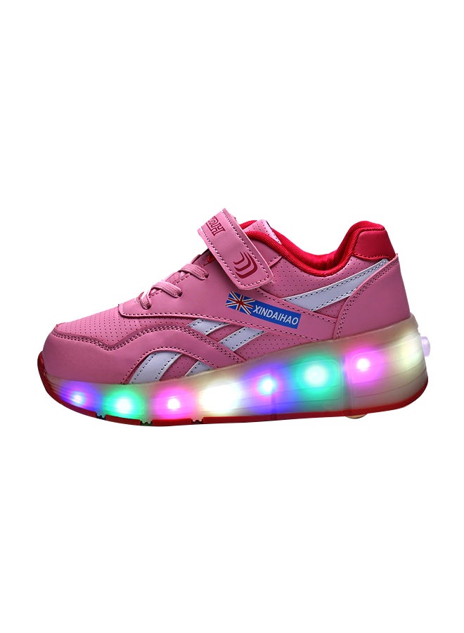 حذاء رياضي برقبة منخفضة مزود بأضواء LED وامضة وعجلات وردي/أبيض - Image 1