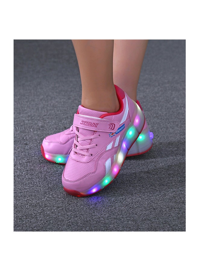 حذاء رياضي برقبة منخفضة مزود بأضواء LED وامضة وعجلات وردي/أبيض - Image 3