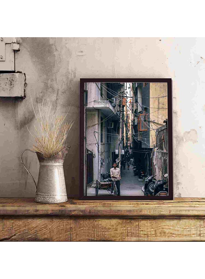 لوحة فنية لديكور الحائط برسمة رجل يقف بجوار دراجة ثلاثية العجلات متعدد الألوان 32x22x2سم - Image 5