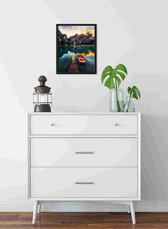 لوحة فنية لديكور الحائط تمثل طفلاً واقفاً على مرسى بجانب قارب في المياه متعدد الألوان 32x22x2سم - Image 2