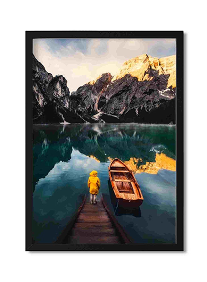 لوحة فنية لديكور الحائط تمثل طفلاً واقفاً على مرسى بجانب قارب في المياه متعدد الألوان 32x22x2سم - Image 1