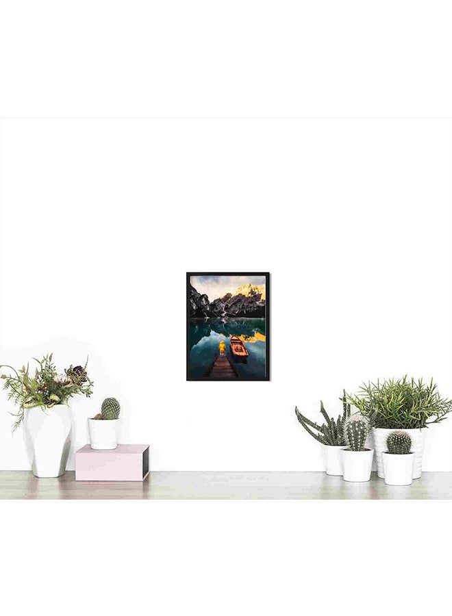 لوحة فنية لديكور الحائط تمثل طفلاً واقفاً على مرسى بجانب قارب في المياه متعدد الألوان 32x22x2سم - Image 4