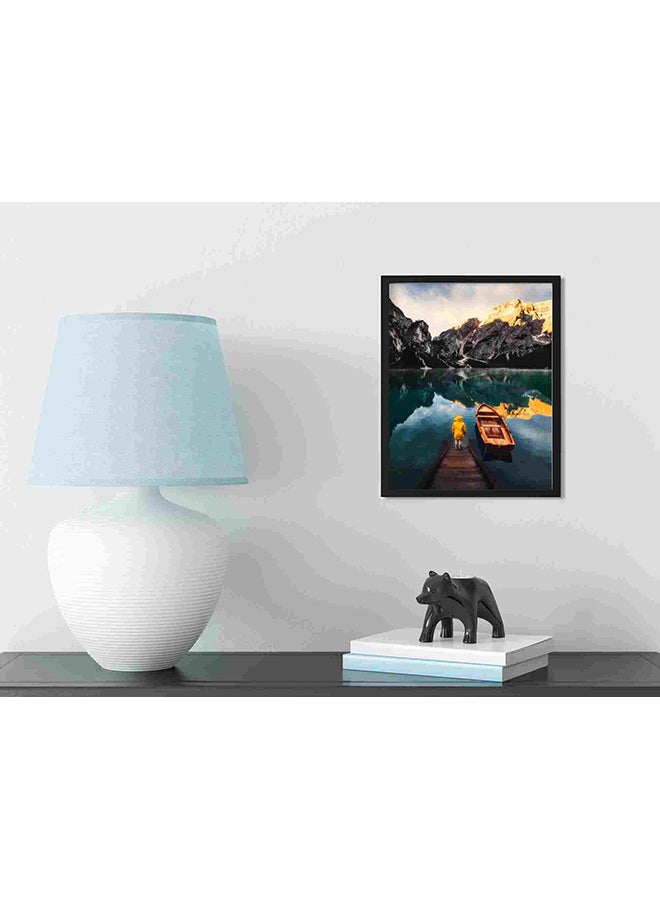 لوحة فنية لديكور الحائط تمثل طفلاً واقفاً على مرسى بجانب قارب في المياه متعدد الألوان 32x22x2سم - Image 3