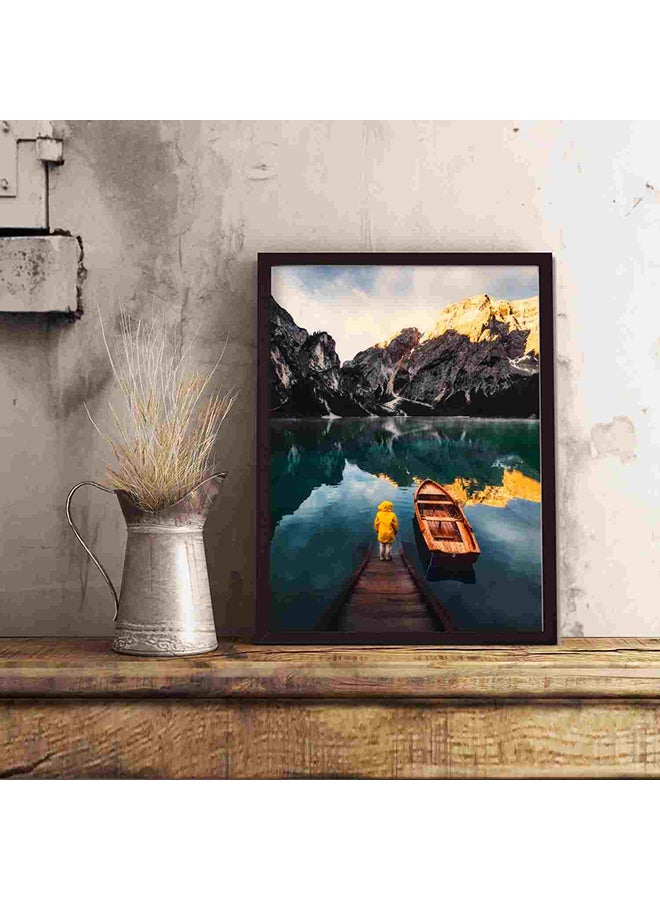 لوحة فنية لديكور الحائط تمثل طفلاً واقفاً على مرسى بجانب قارب في المياه متعدد الألوان 32x22x2سم - Image 5