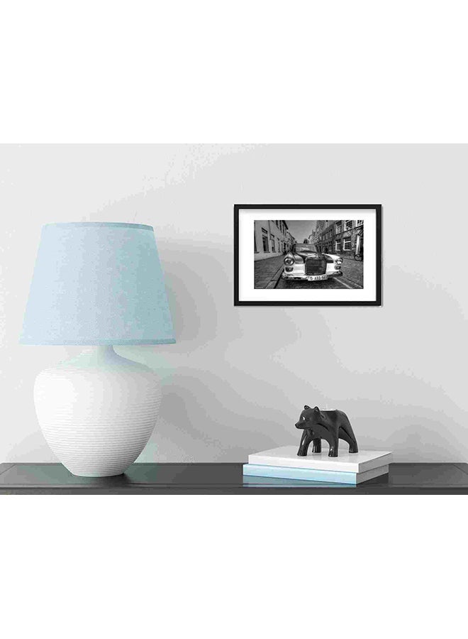 لوحة فنية لديكور الحائط بإطار لسيارة قديمة الطراز باللون الأسود والأبيض متعدد الألوان 22x32سم - Image 4