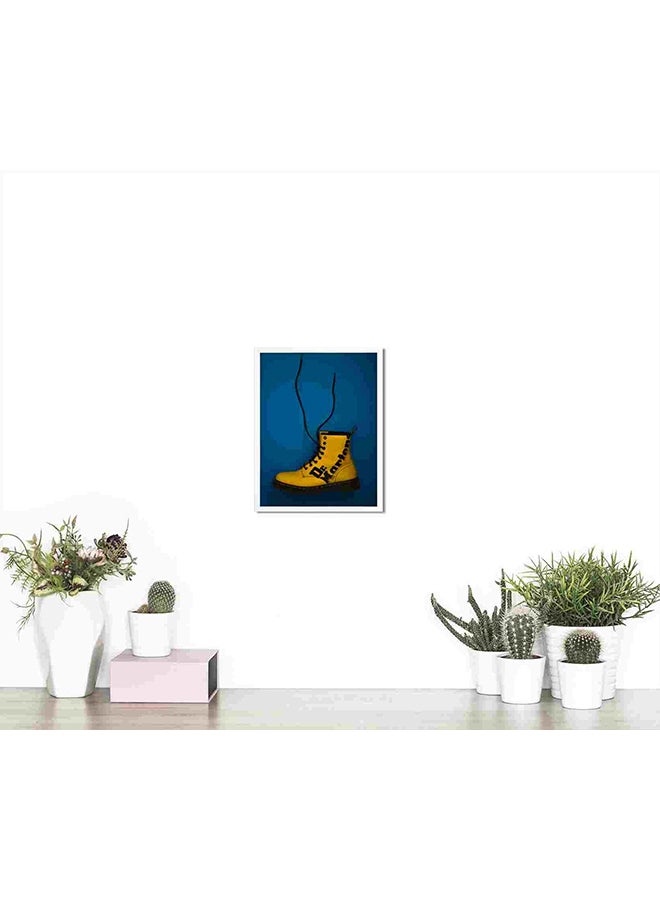 لوحة فنية لديكور الحائط برسمة فردة حذاء أصفر طويل الرقبة برباط يحمل عبارة "Dr. Martens" متعدد الألوان 32x22x2سم - Image 4