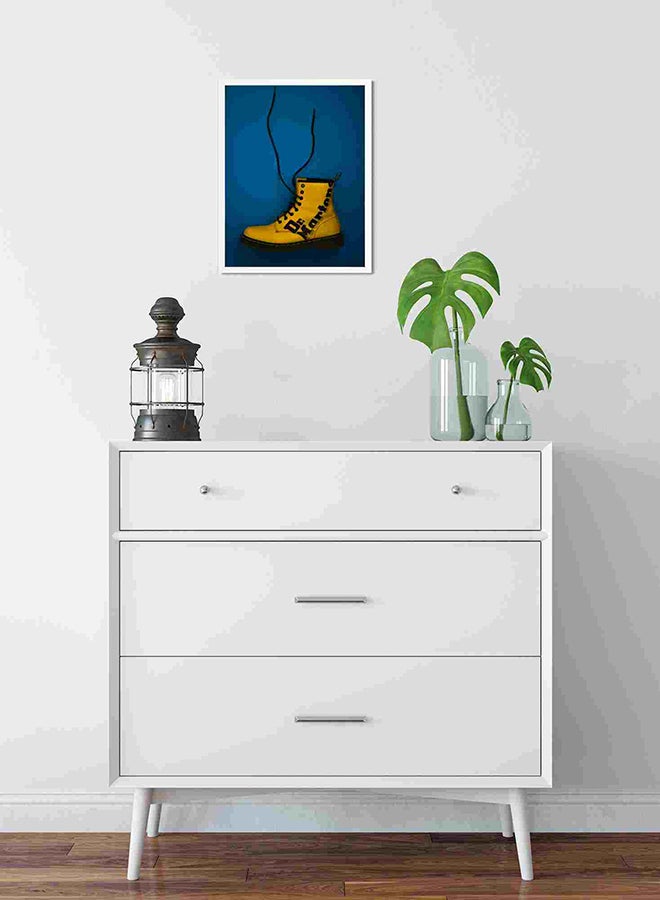 لوحة فنية لديكور الحائط برسمة فردة حذاء أصفر طويل الرقبة برباط يحمل عبارة "Dr. Martens" متعدد الألوان 32x22x2سم - Image 2