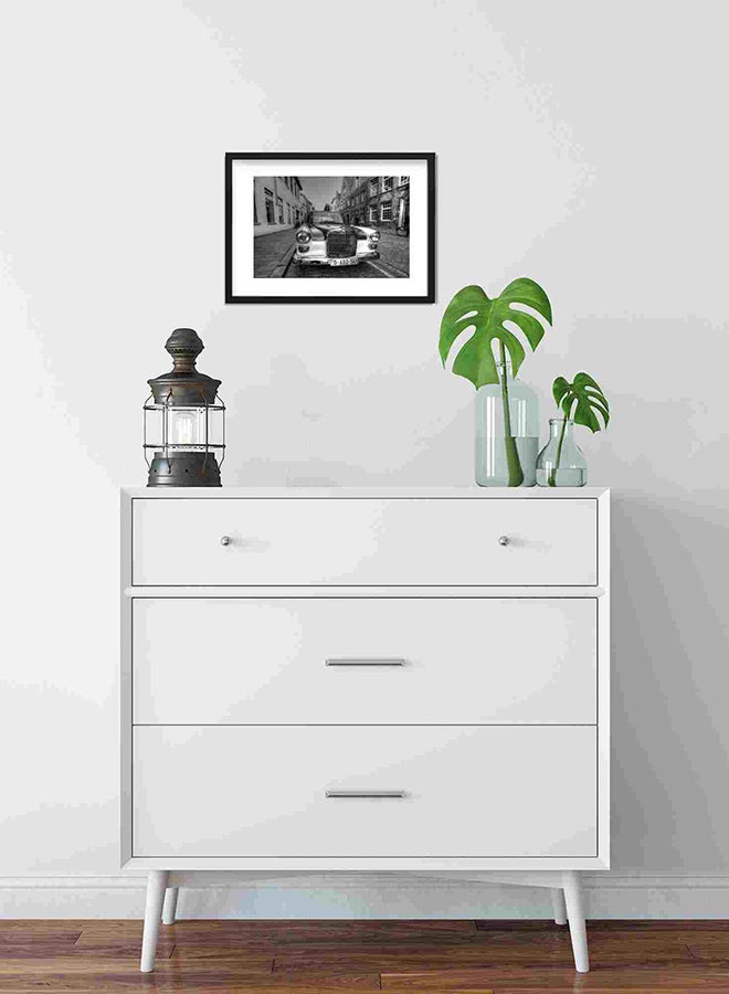 لوحة فنية لديكور الحائط بإطار لسيارة قديمة الطراز باللون الأسود والأبيض متعدد الألوان 22x32سم - Image 3