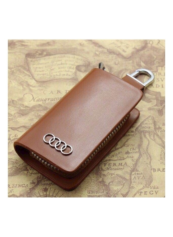 سلسلة مفاتيح بتصميم حقيبة صغيرة تحمل شعار أودي - Image 1