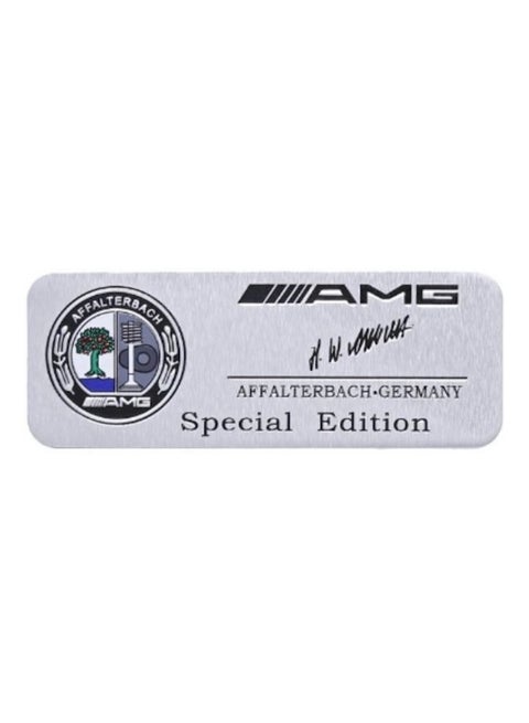 ملصق بإصدار خاص للسيارة مطبوع بكلمة AMG