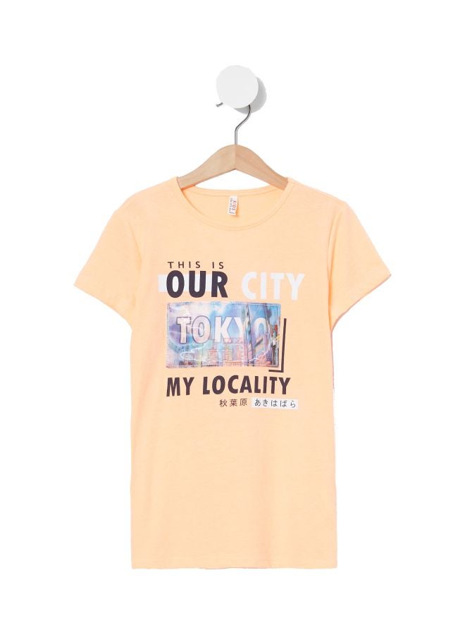 ديفاكتو تيشيرت بأكمام قصيرة مرجاني نيون/ أسود/ أبيض - Image 1